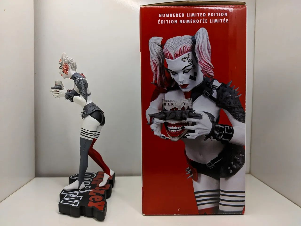 Estátua DC COLLECTIBLES HARLEY QUINN RED, WHITE & BLACK GREG HORN - Foto 4