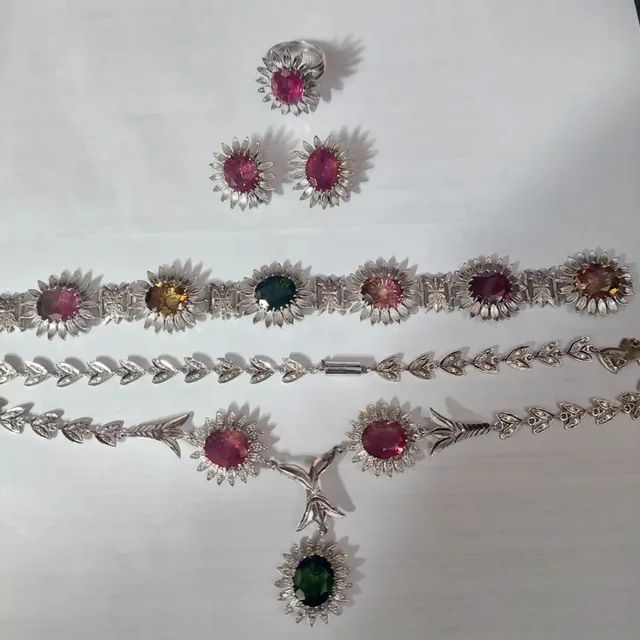 Conjunto em ouro branco modelo flores com pedras de turmalina coloridas