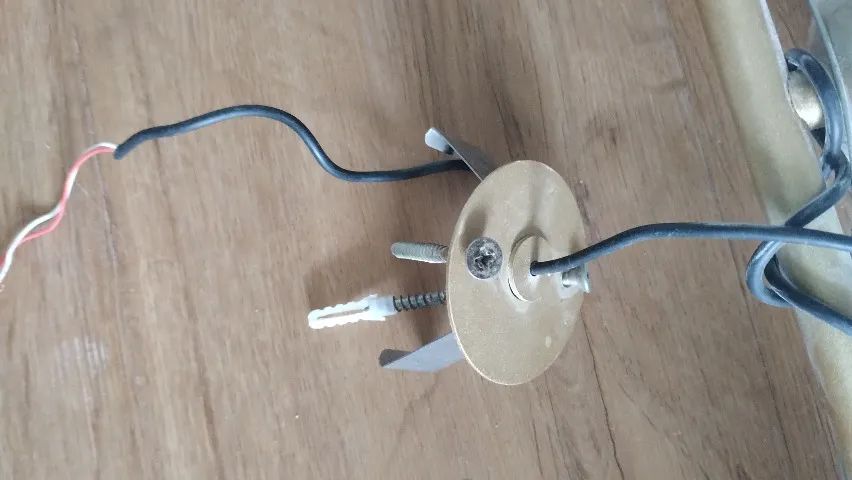 Lustre Pendente Dourado / Branco 4 globos Qualit Orbit Sala de Jantar - Foto 3