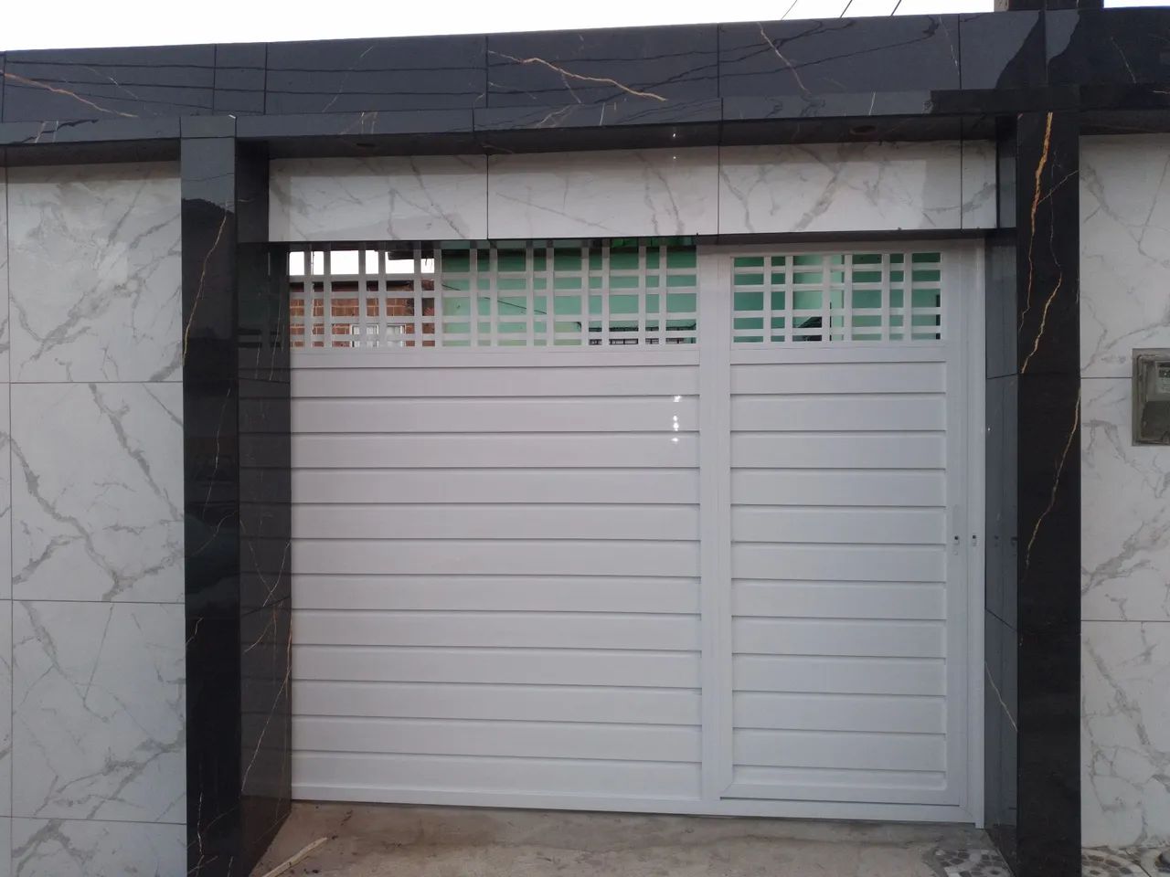 Portão de alumínio branco. 