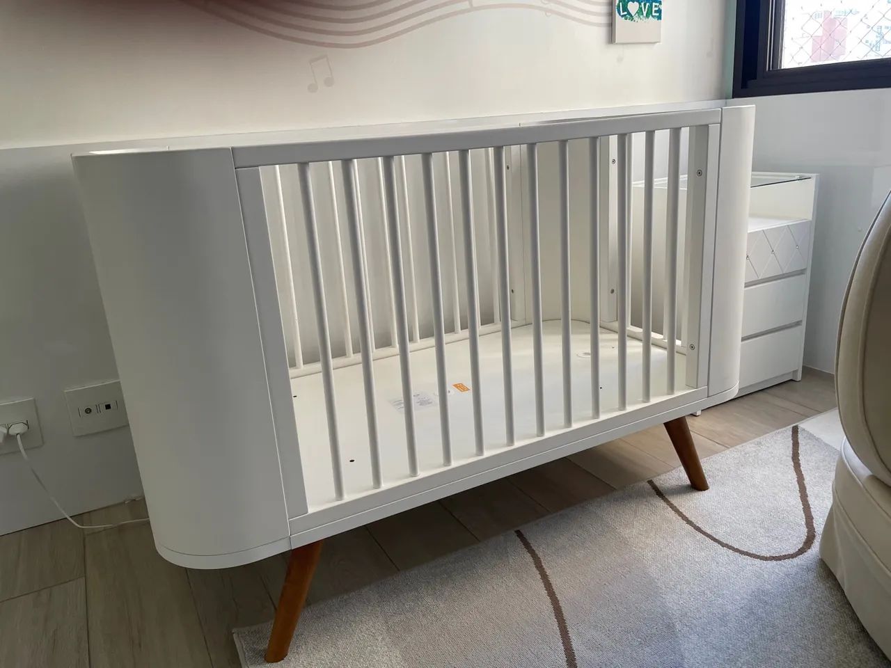 Berço zlin Branco pés de madeira - Foto 4