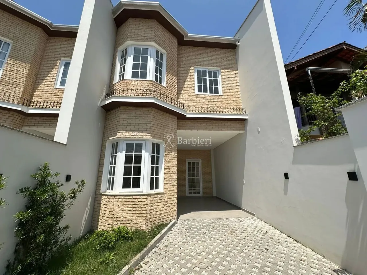 Sobrado novo com 3 quartos, sendo 1 suíte e 136 m² no bairro Água Verde em Blumenau/SC.
