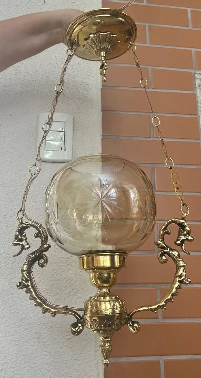 Lustre antigo em bronze com cúpula âmbar lapidada