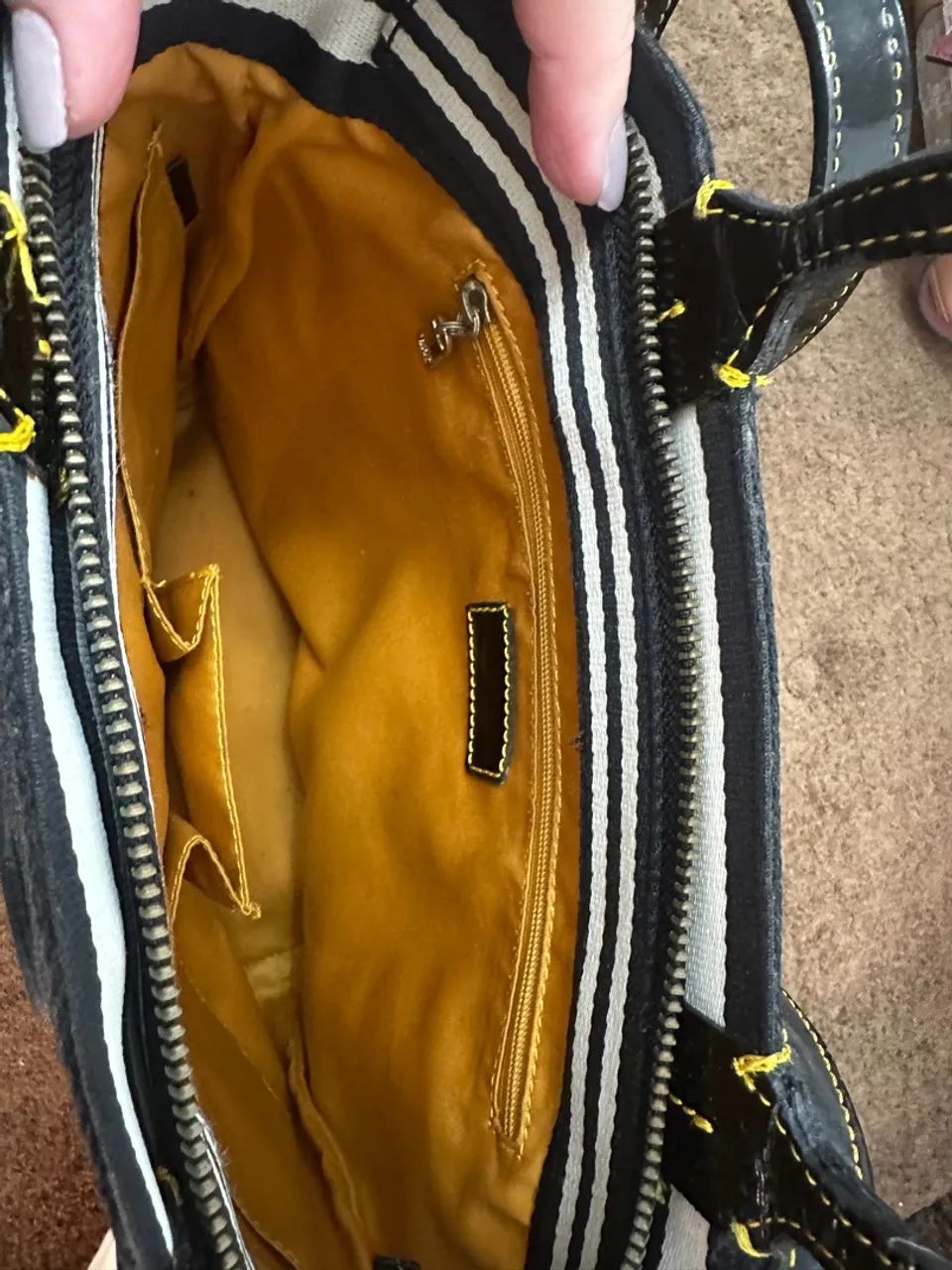 Bolsa Victor Hugo - de mão e com alça transversal em couro - Foto 4