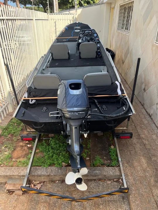 Barco de alumínio com motor e carretinha