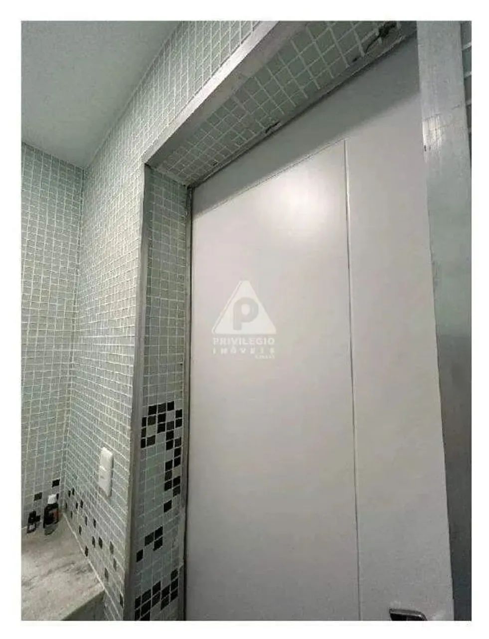 Sala Comercial Reformada de 30m² em Ipanema: Vista Livre e Sol da Manhã - Foto 2