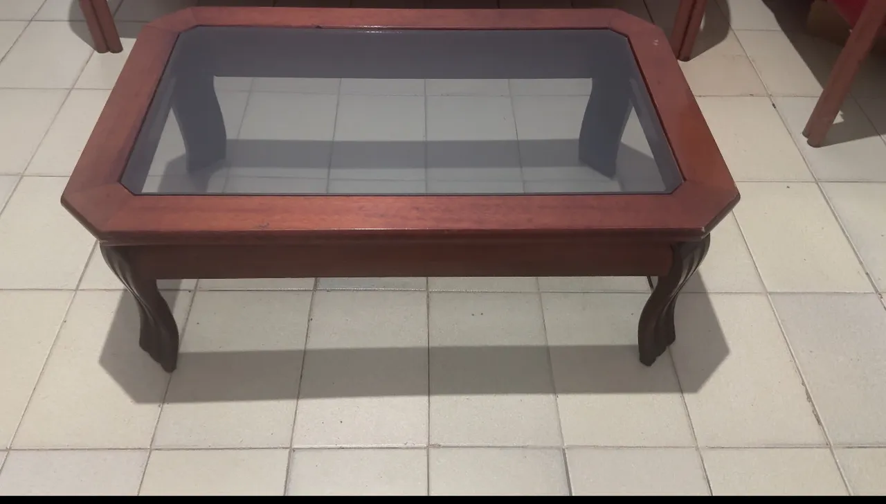 Mesa de centro em madeira com vidro
