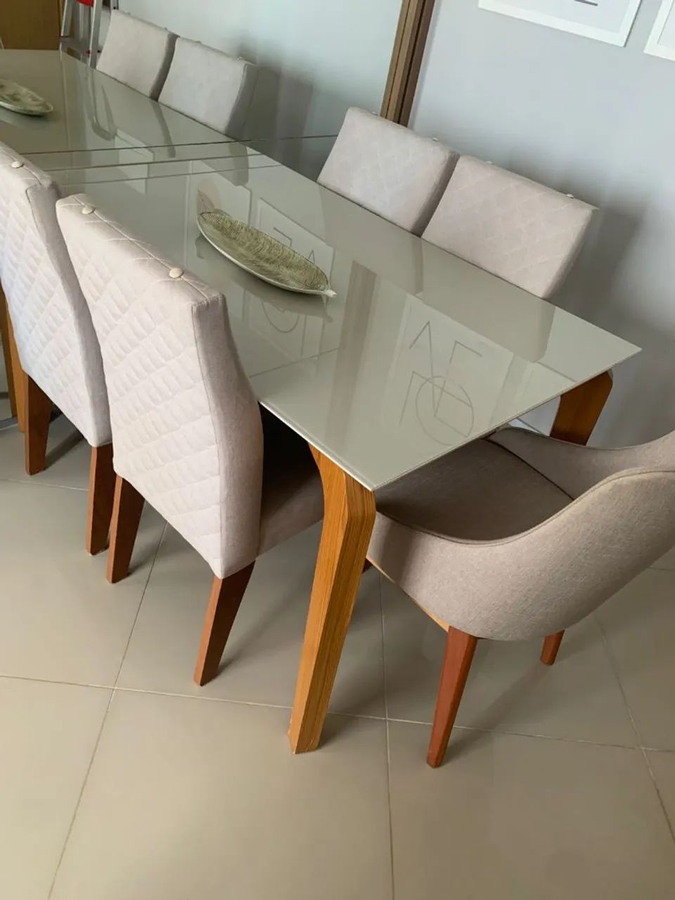 Mesa tampo de vidro com 5 cadeiras em linho