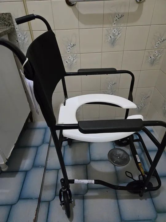 Cadeira de rodas higiênica. NOVA. NUNCA UTILIZADA. - Foto 2