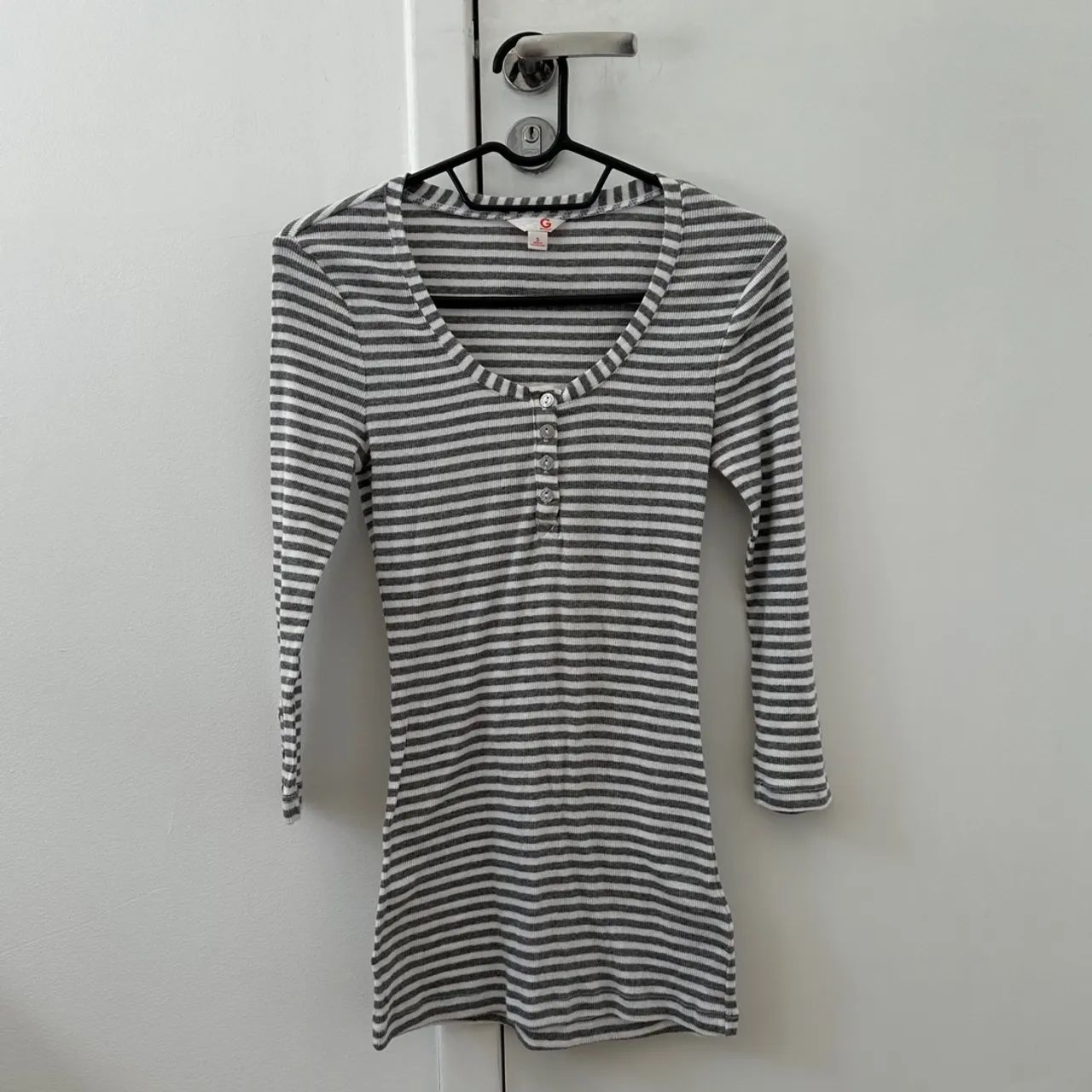 Blusa Listrada de Manga Guess Original