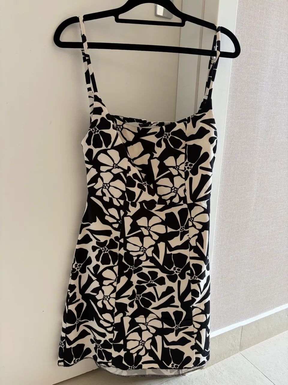 Vestido Zara floral preto e branco 