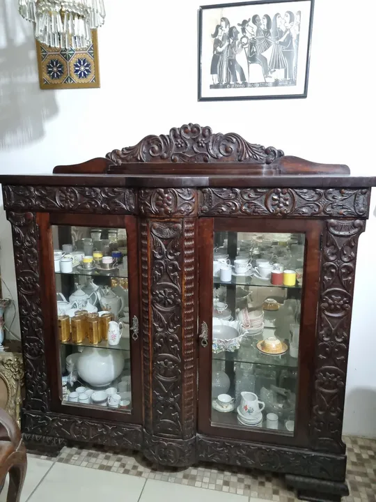Cristaleira antiga de Madeira