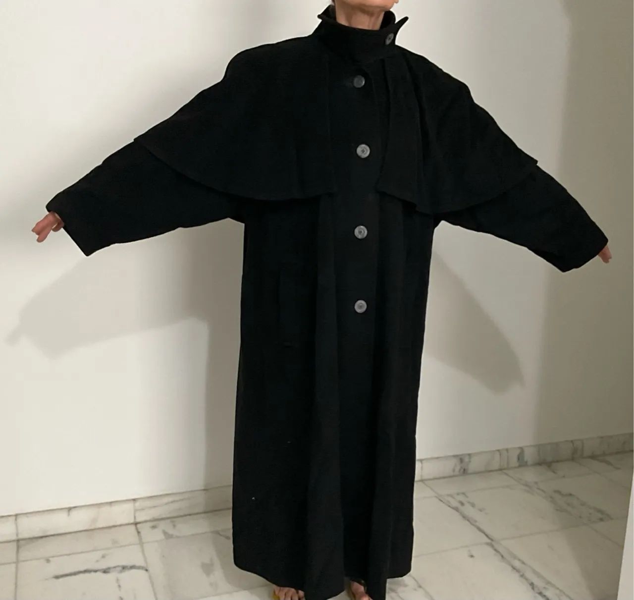 Casaco longo preto com capa