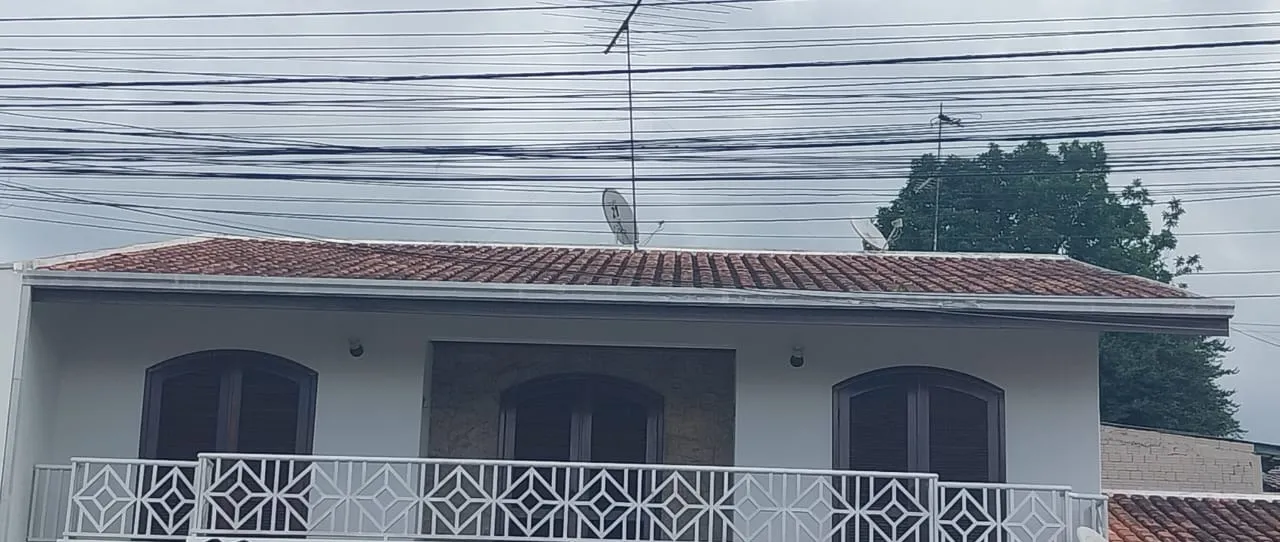 Imóvel para aluguel possui 240 metros quadrados com 3 quartos em Santa Cândida - Curitiba