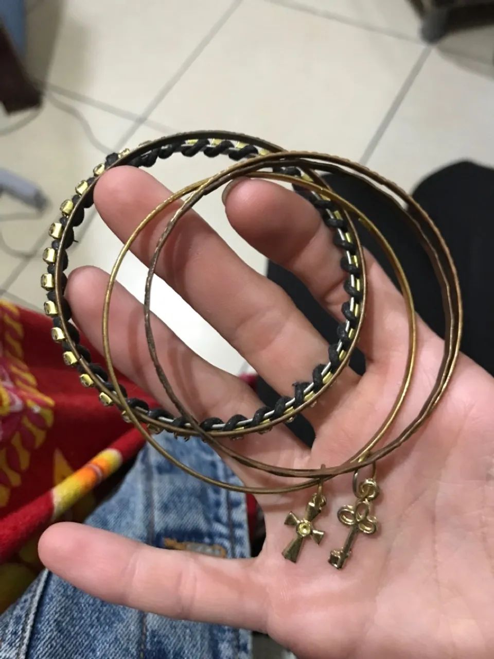 Pulseiras Douradas com Pingentes de Cruz e Chave