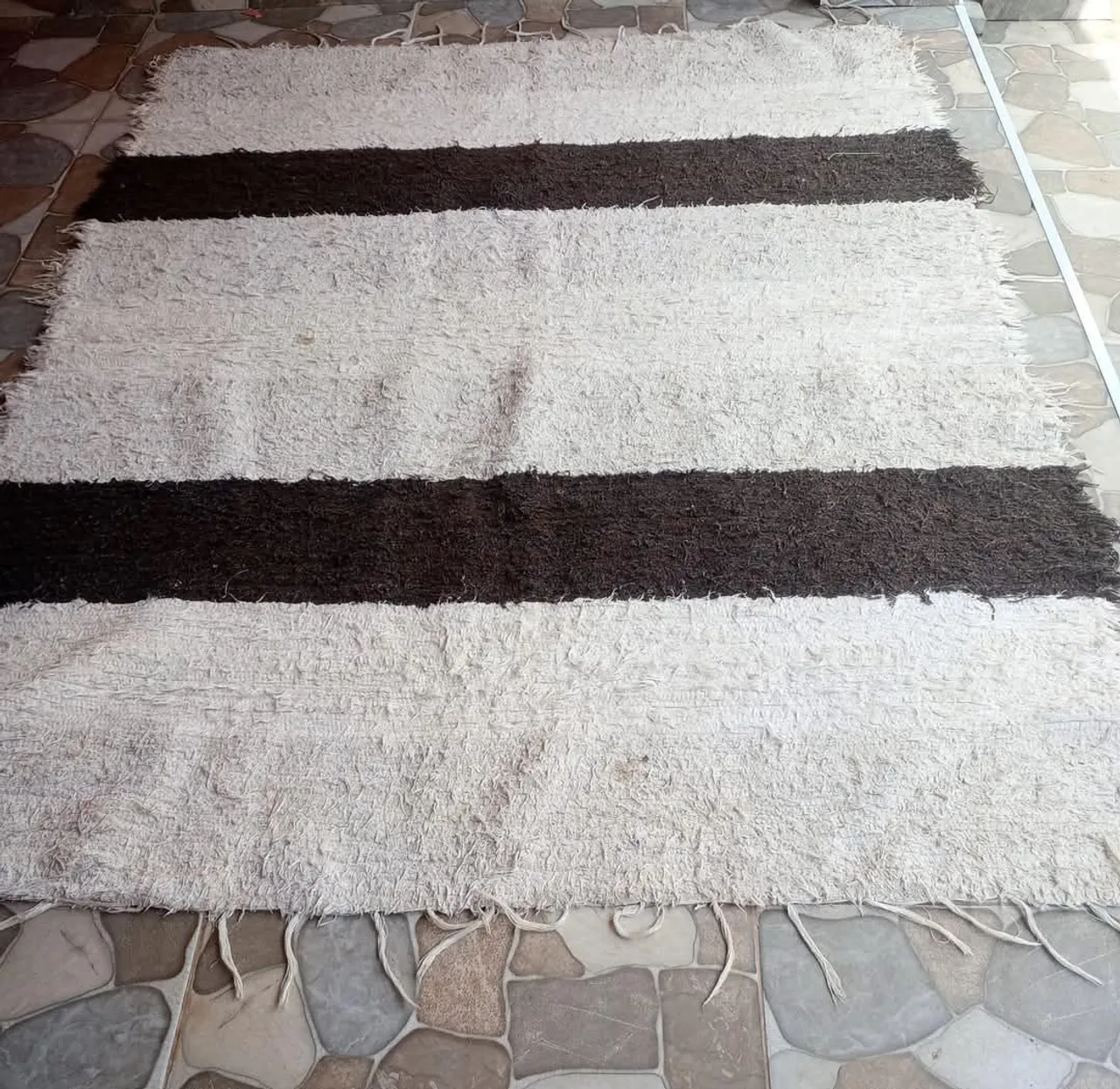 Vendo Tapete Branco e Preto em Ótimo Estado