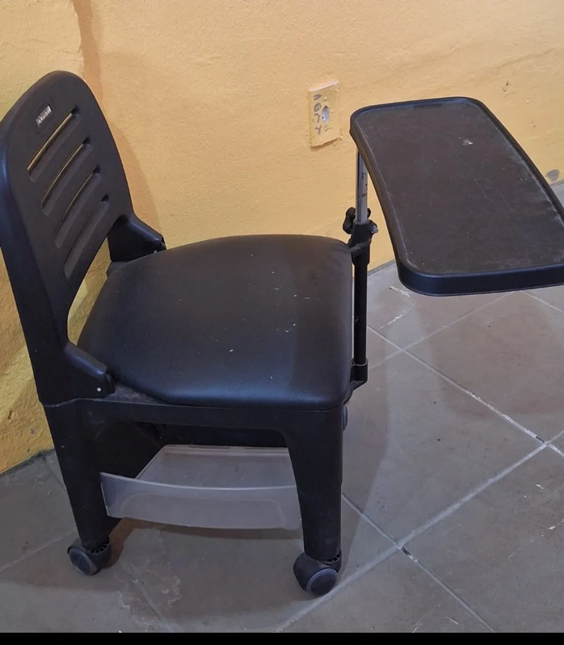 Cadeira com Mesa Lateral para Escritório