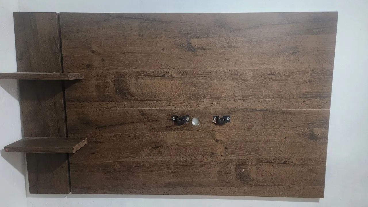 Painel de TV com Prateleiras e Detalhes Amadeirados