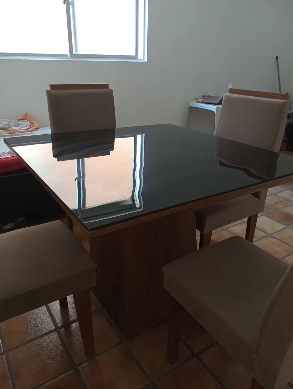 MESA DE JANTAR COM 4 CADEIRAS ÓTIMA 