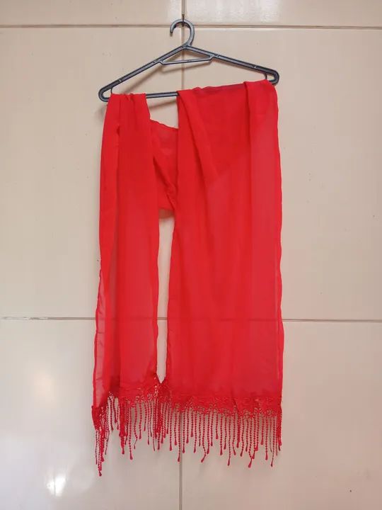 Cachecol vermelho com franjas