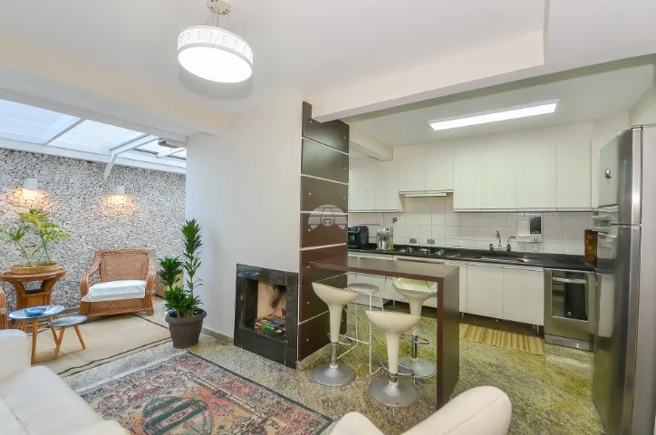 Sobrado Tríplex Semimobiliado no Ahú / Bom Retiro, 4 quartos(1 suíte), Condomínio Fechado.