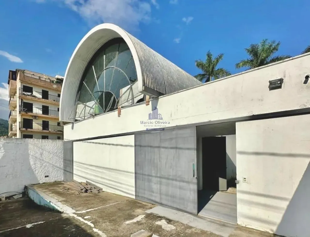 Galpão comercial à venda em Ubatuba, bairro Silop: 1 sala, 1 banheiro, 4 vagas de garagem,