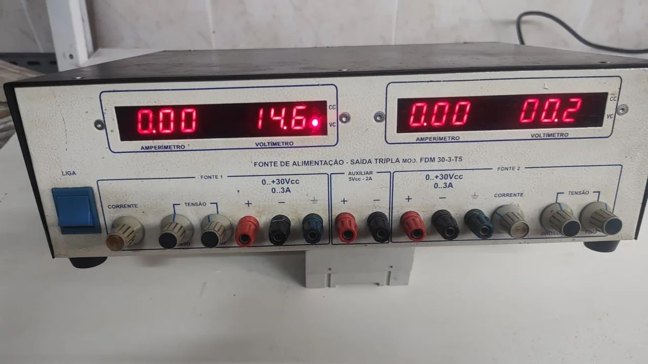 Amperímetro e voltímetro 