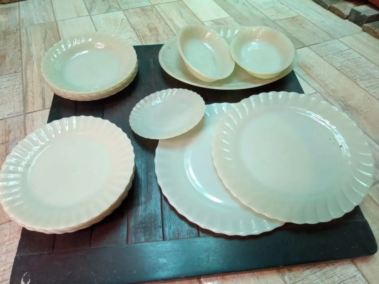 R$140 Pratos/ travessas, conjunto 19 peças retrô.