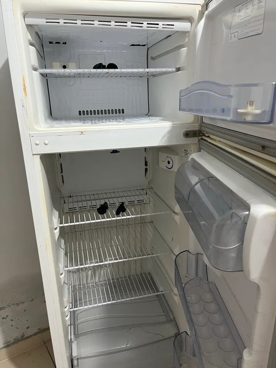 2 geladeiras com defeito 