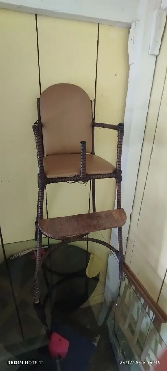 Cadeirinha de alimentação de madeira 