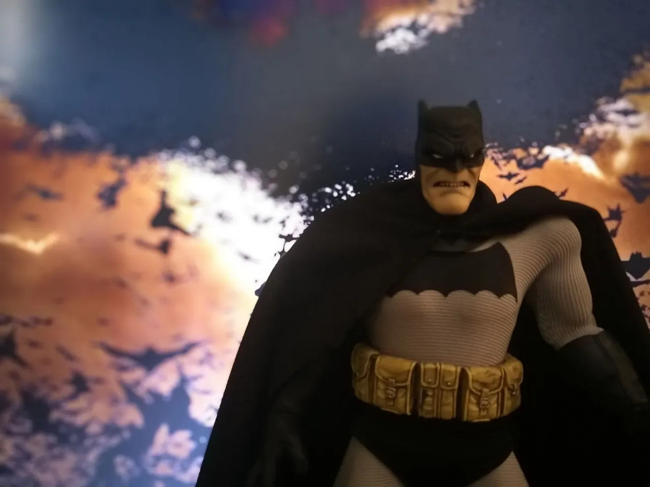 Mezco One:12 Batman Supreme Knight - Hobbies e coleções - Parque