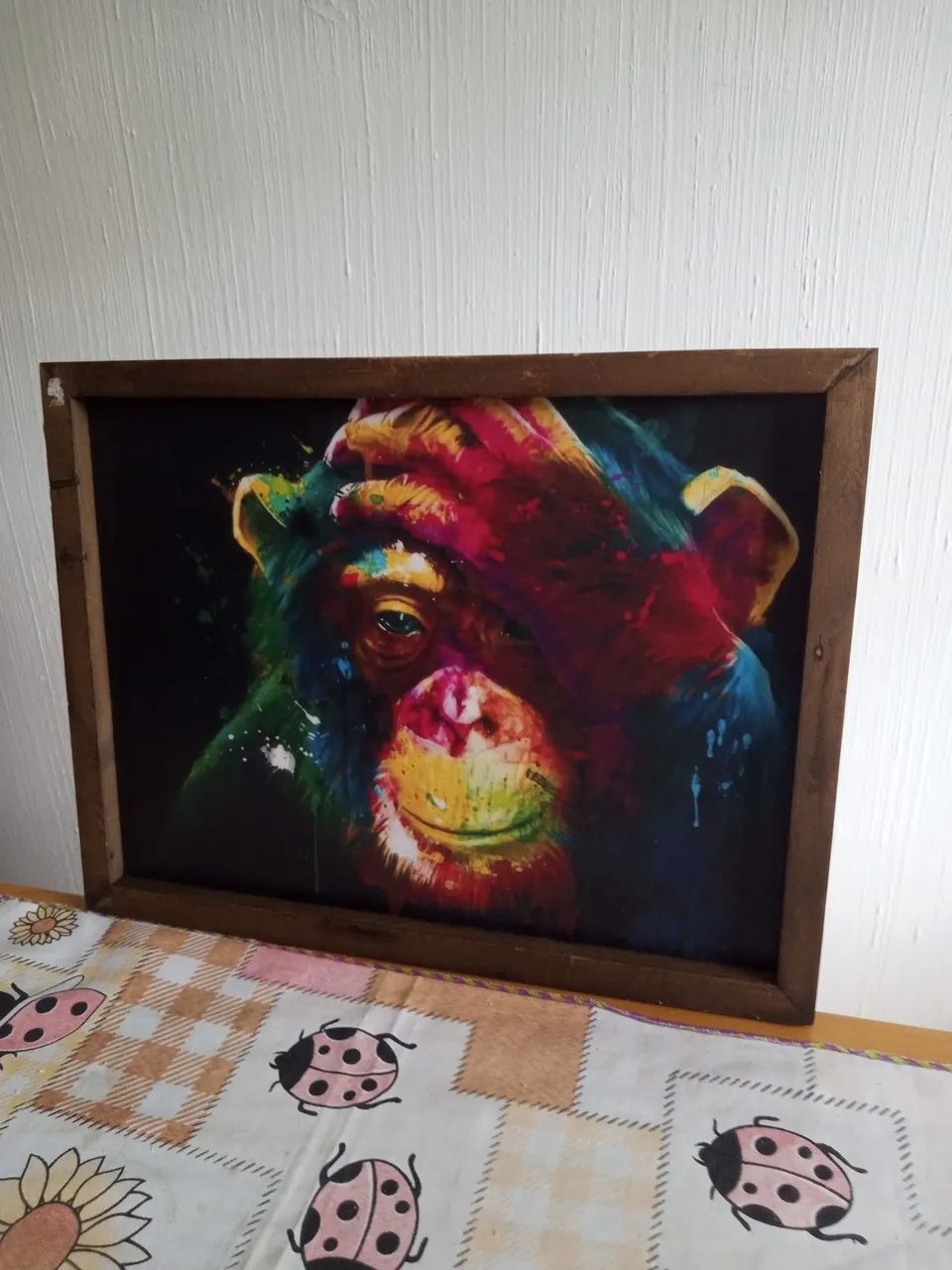 Quadro decorativo de macaco colorido.o