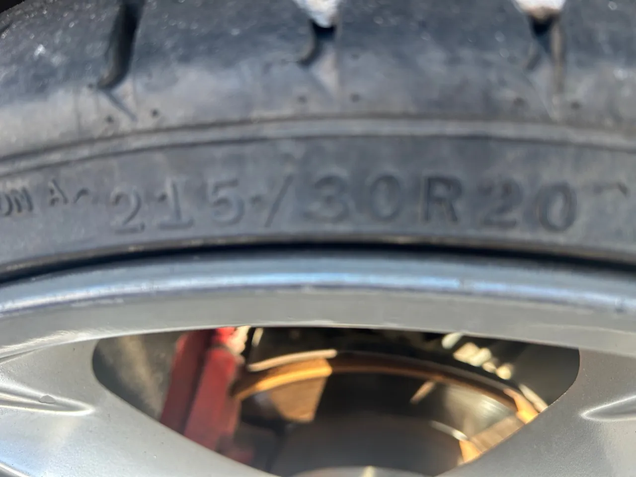 Pneu 215/30R20 troco em pneus 225 35 20 que esteja na mesma quantidade dos meus