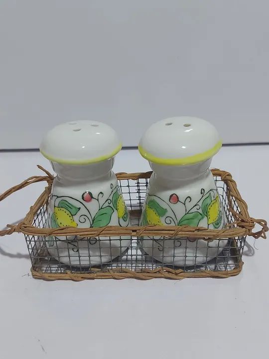 Par de Saleiros/Pimenteiros Decorativos em Cerâmica - Foto 3