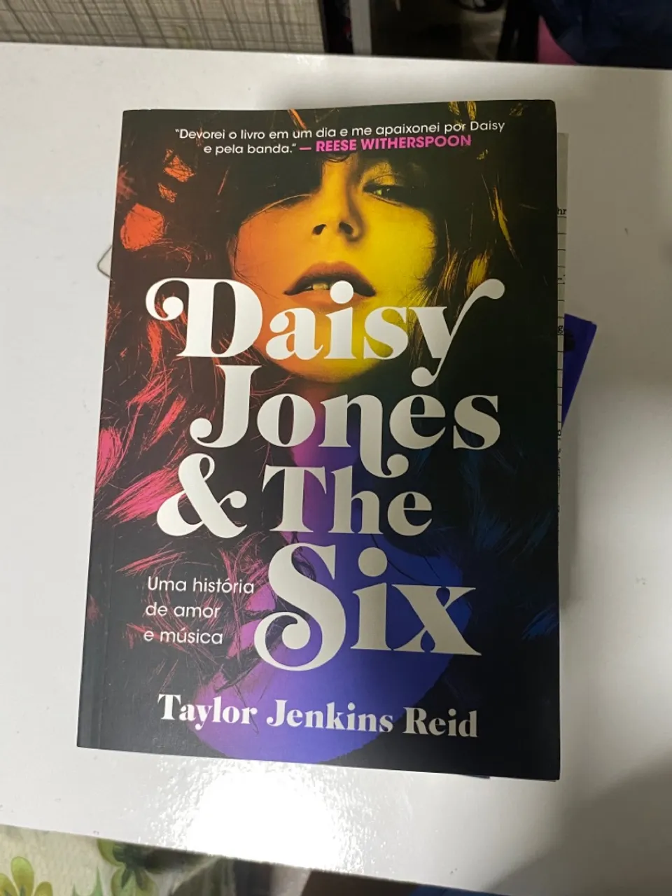 Livro Daisy Jones & The Six - Taylor Jenkins Reid