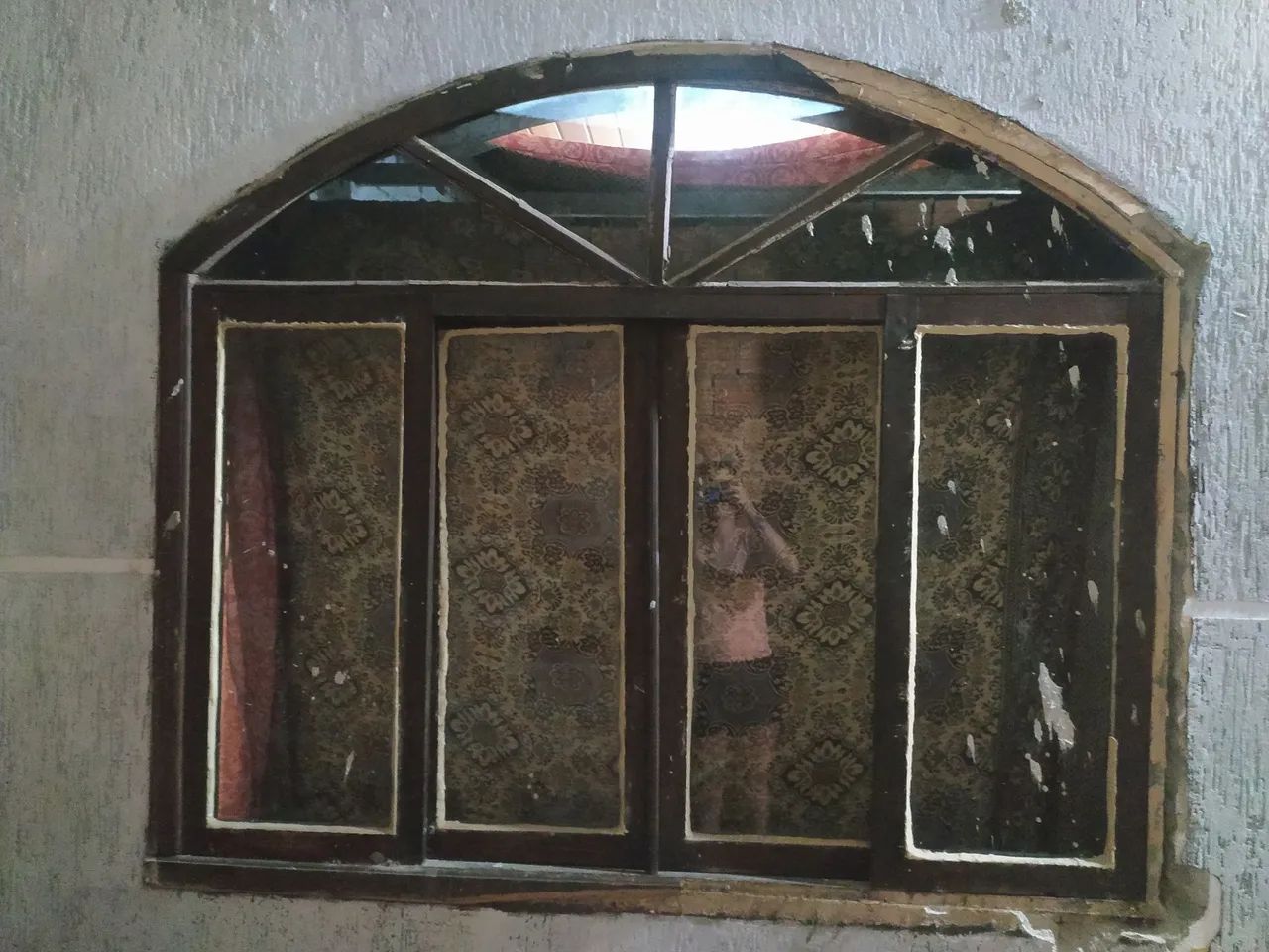 Janela de imbuia com todos os vidros