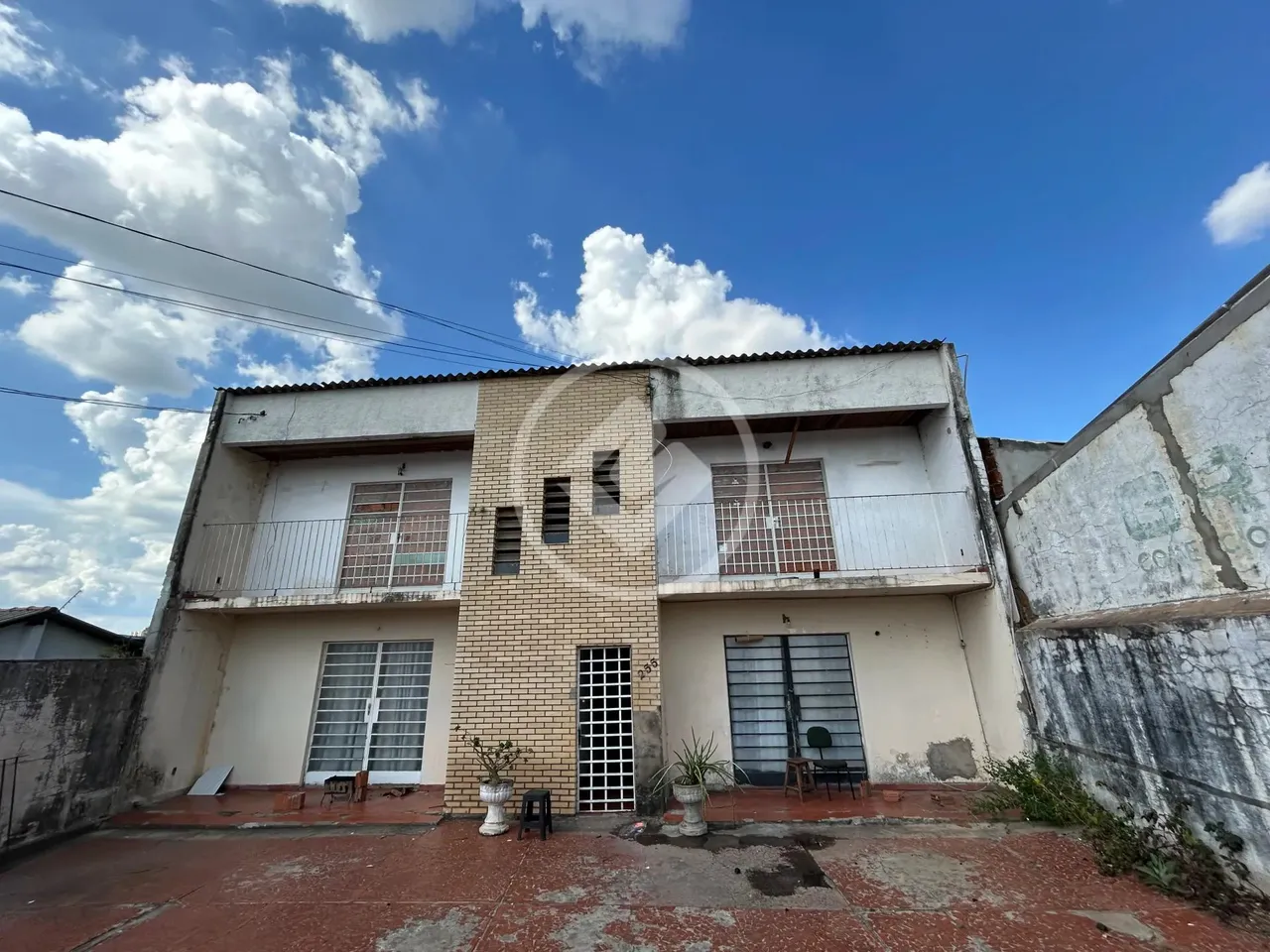 Vendo Casa de Seis Quartos sendo Três Centro de Cuiabá, R$ 450.000,00 codigo: 90496
