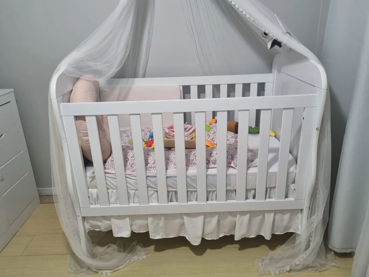 Berço de bebê branco com detalhes em capitonê - Foto 4