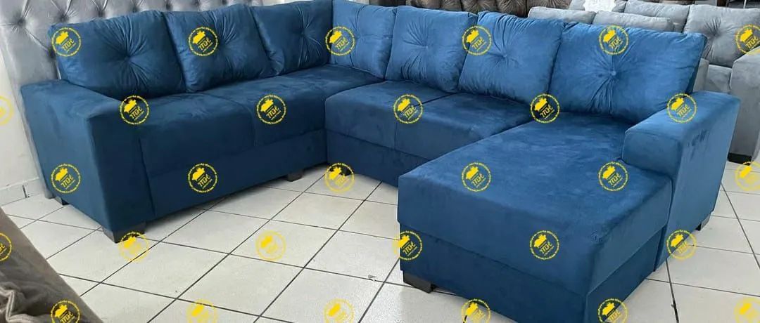 Sofá de canto azul confortável e espaçoso