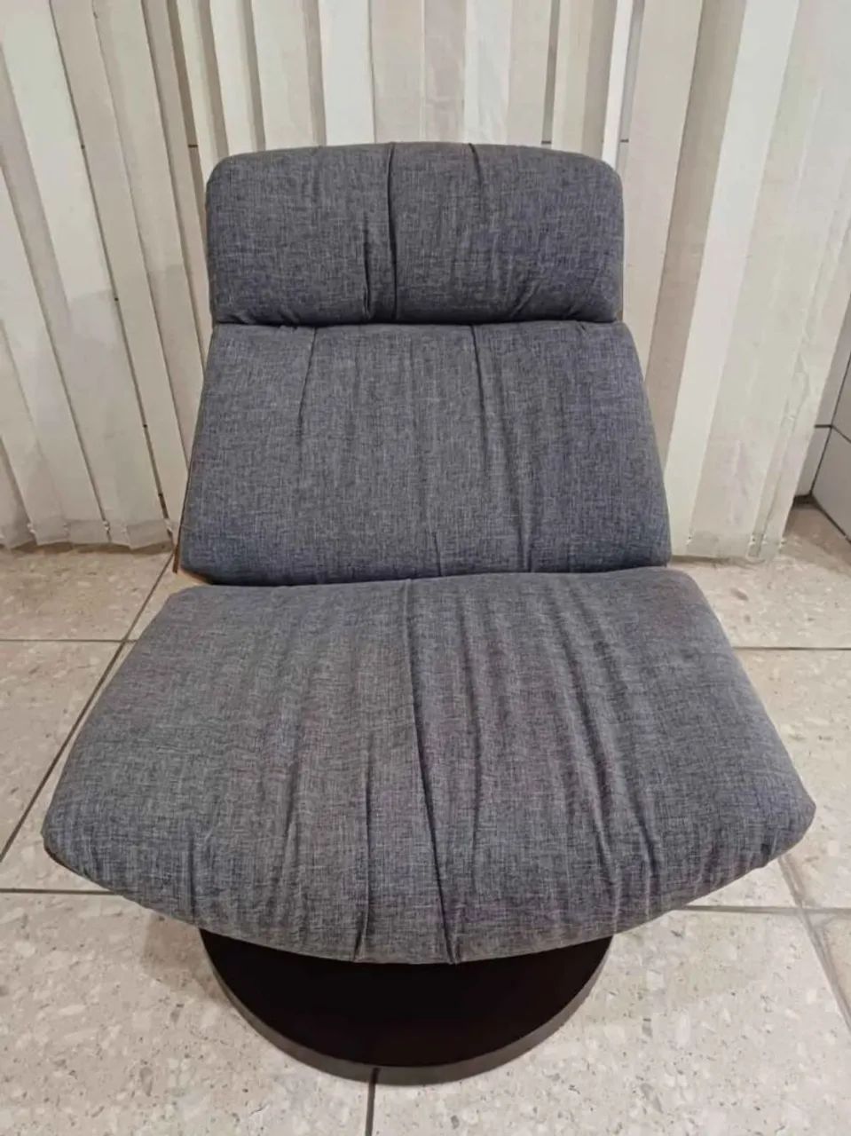 Poltrona de madeira revestida de linho - Foto 3