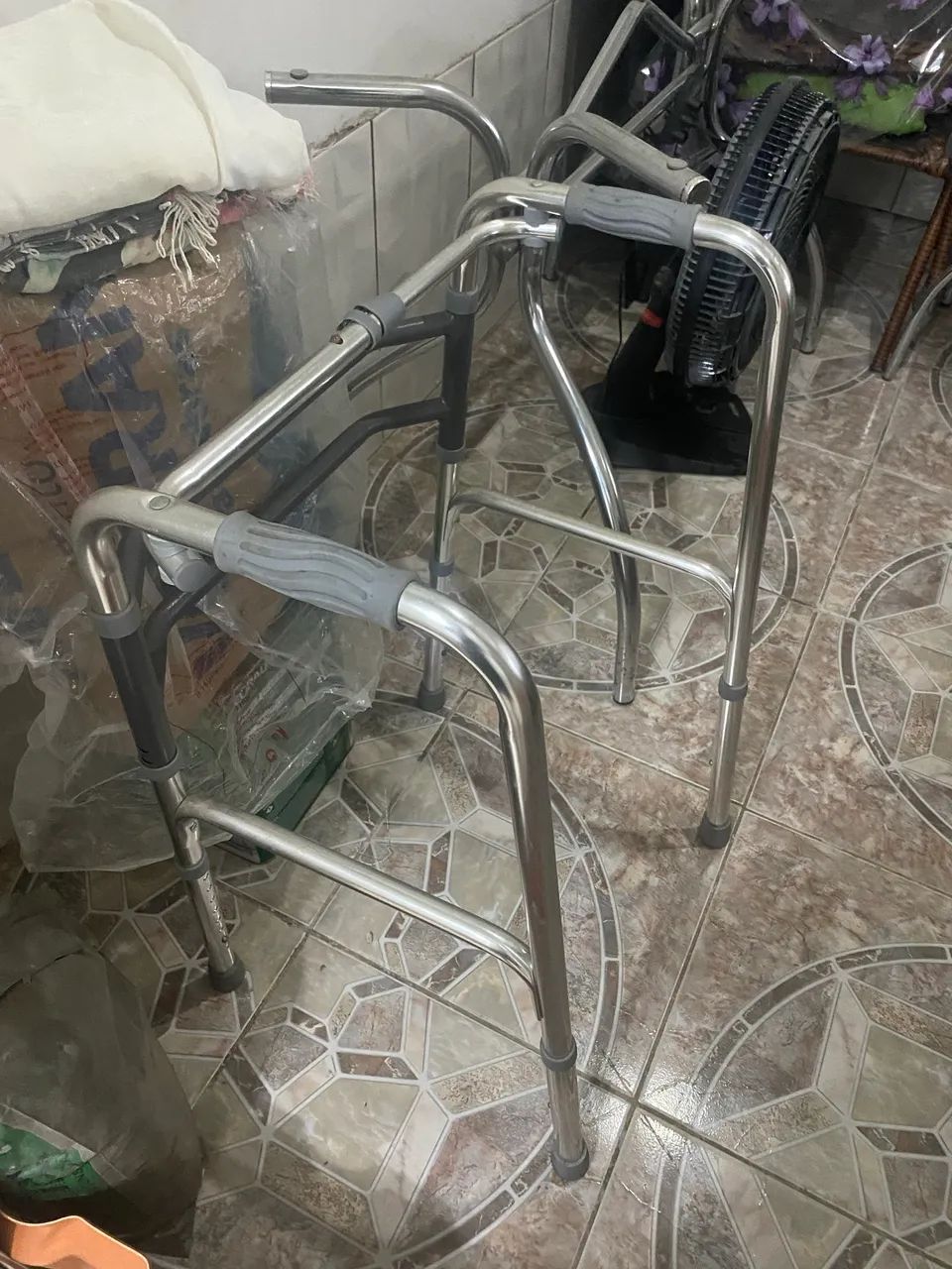 Cadeira de banho e andador 