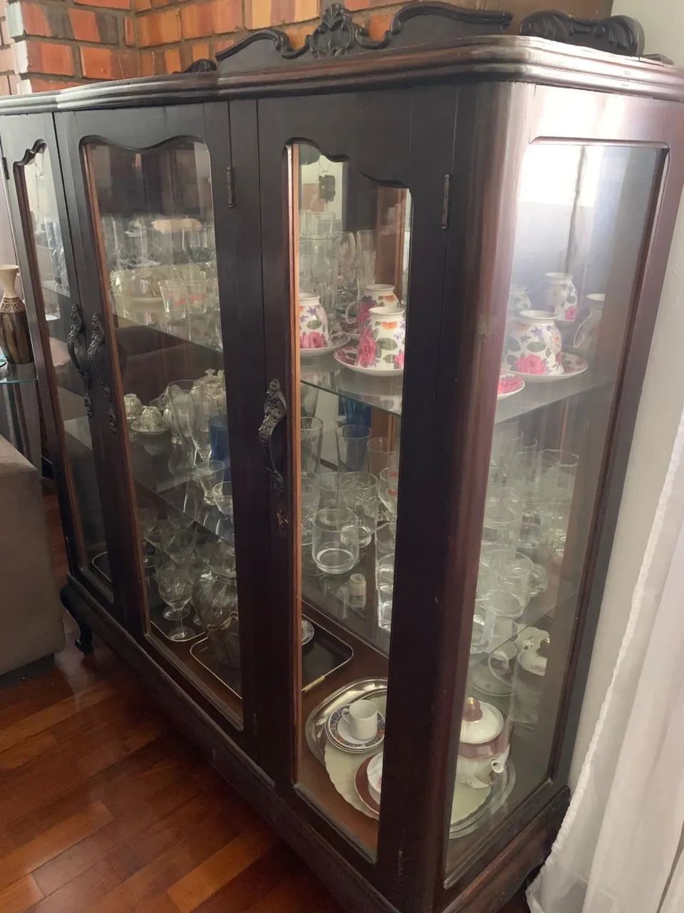 Vendo cristaleira de madeira maciça  - Foto 2