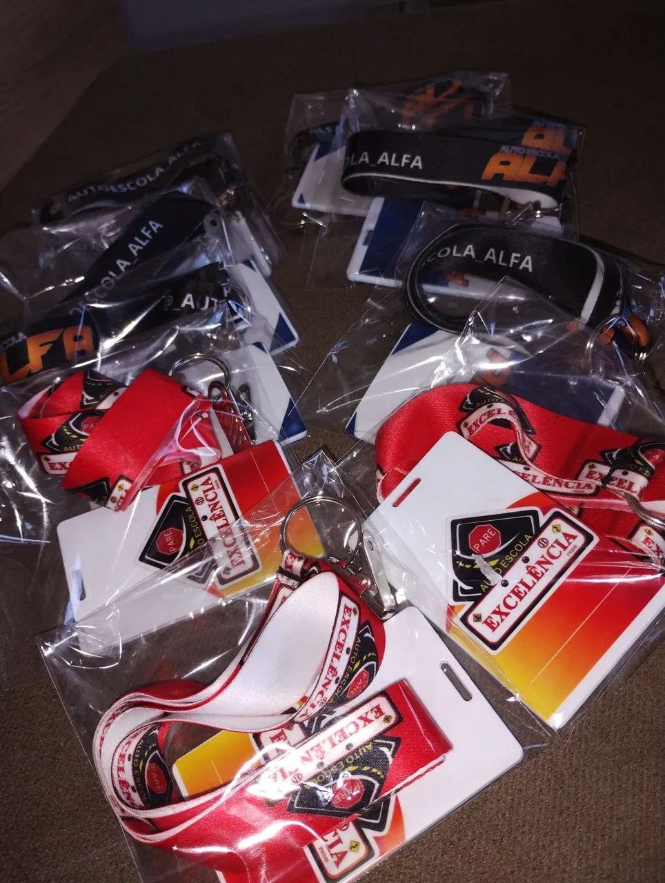 Crachá personalizados com tirantes personalizados 