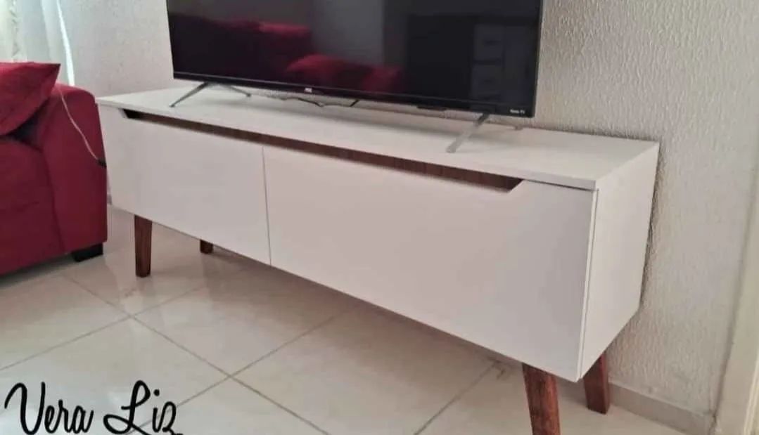Rack retrô moderno branco com detalhes em madeira - Foto 5