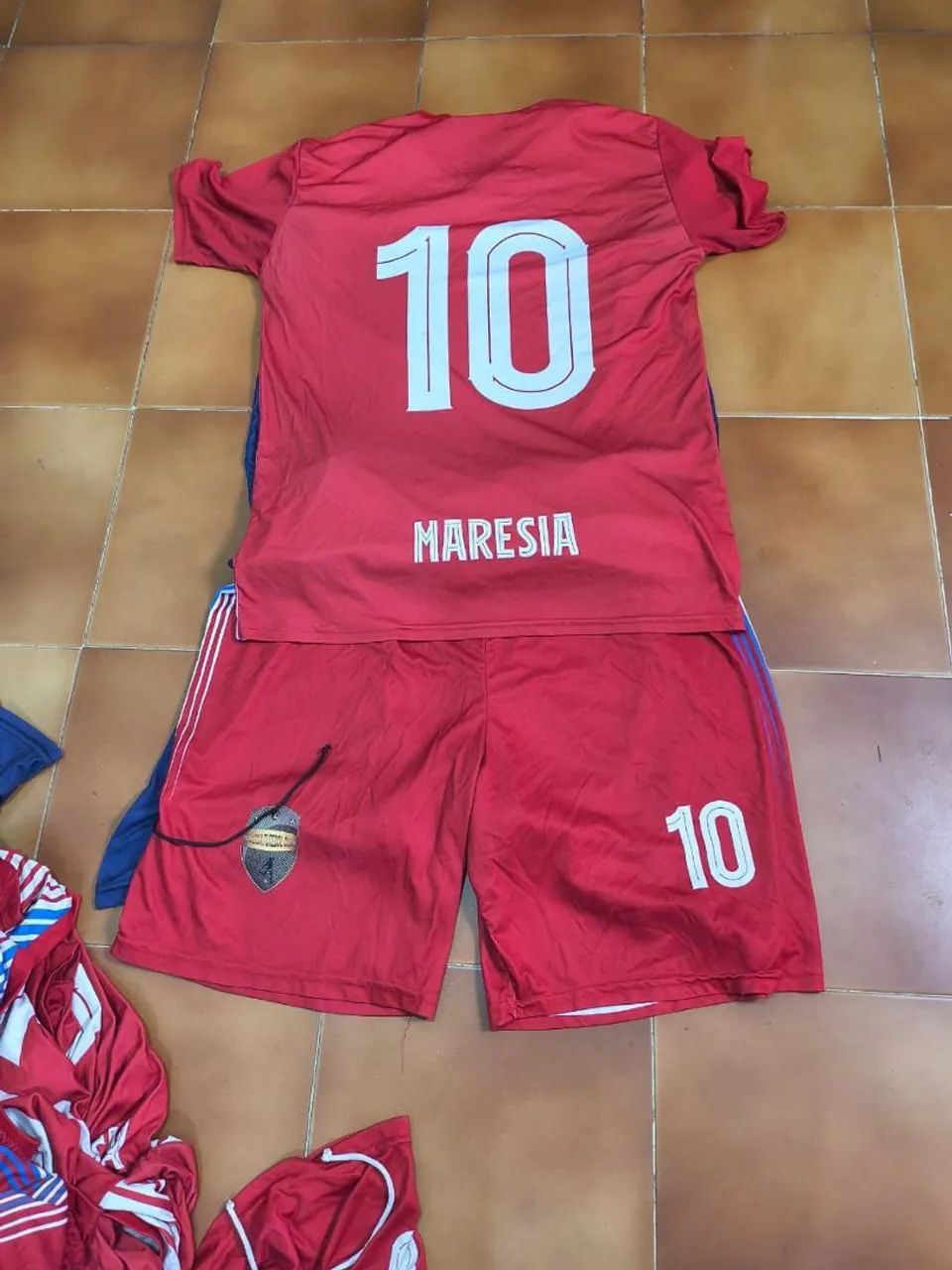 2 Jogos com 10 Camisas + 10 Shorts de Futebol - Tamanho G - Foto 2