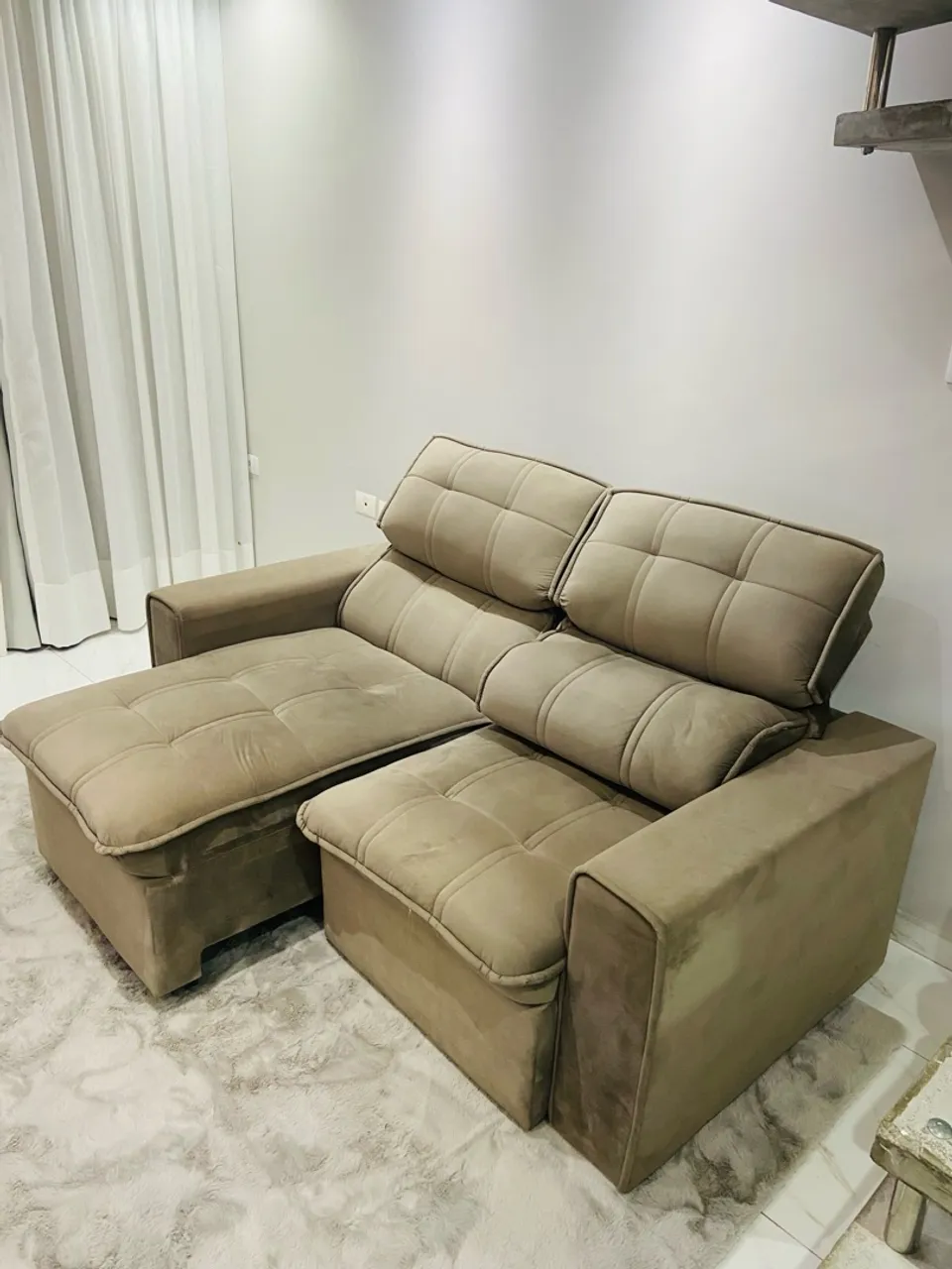 Sofá retrátil com chaise em tecido bege