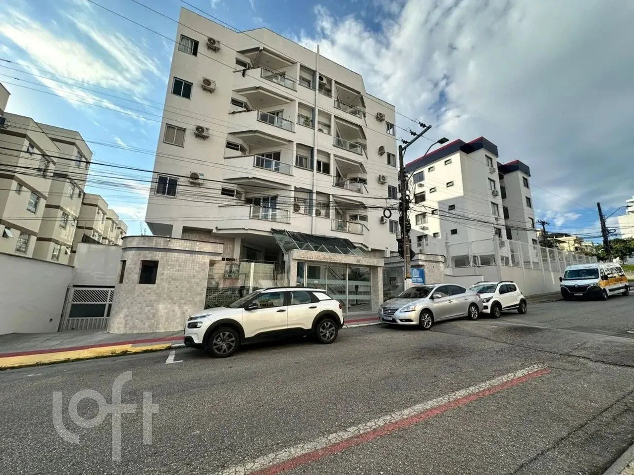 Apartamento de 2 dormitórios com 1 vaga de garagem boa localização no Abraão em Florianópo