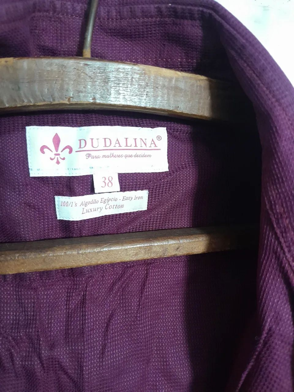 Camisa vinho com detalhe floral - Foto 2