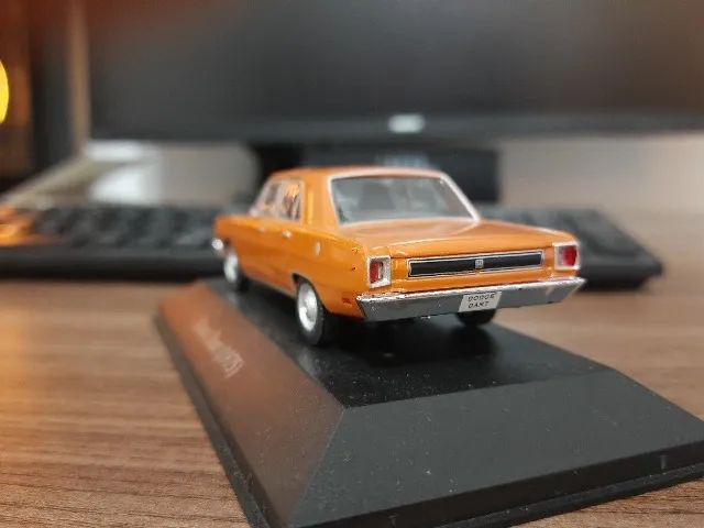 Miniatura Dodge Dart 1975, 1:43 com acrílico - Foto 2
