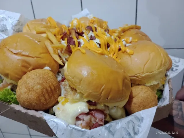 Lanche na caixa com salgados